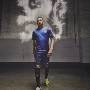 爱游戏官方-枫叶队进攻配合默契，轻松取胜对手，枫叶队marner