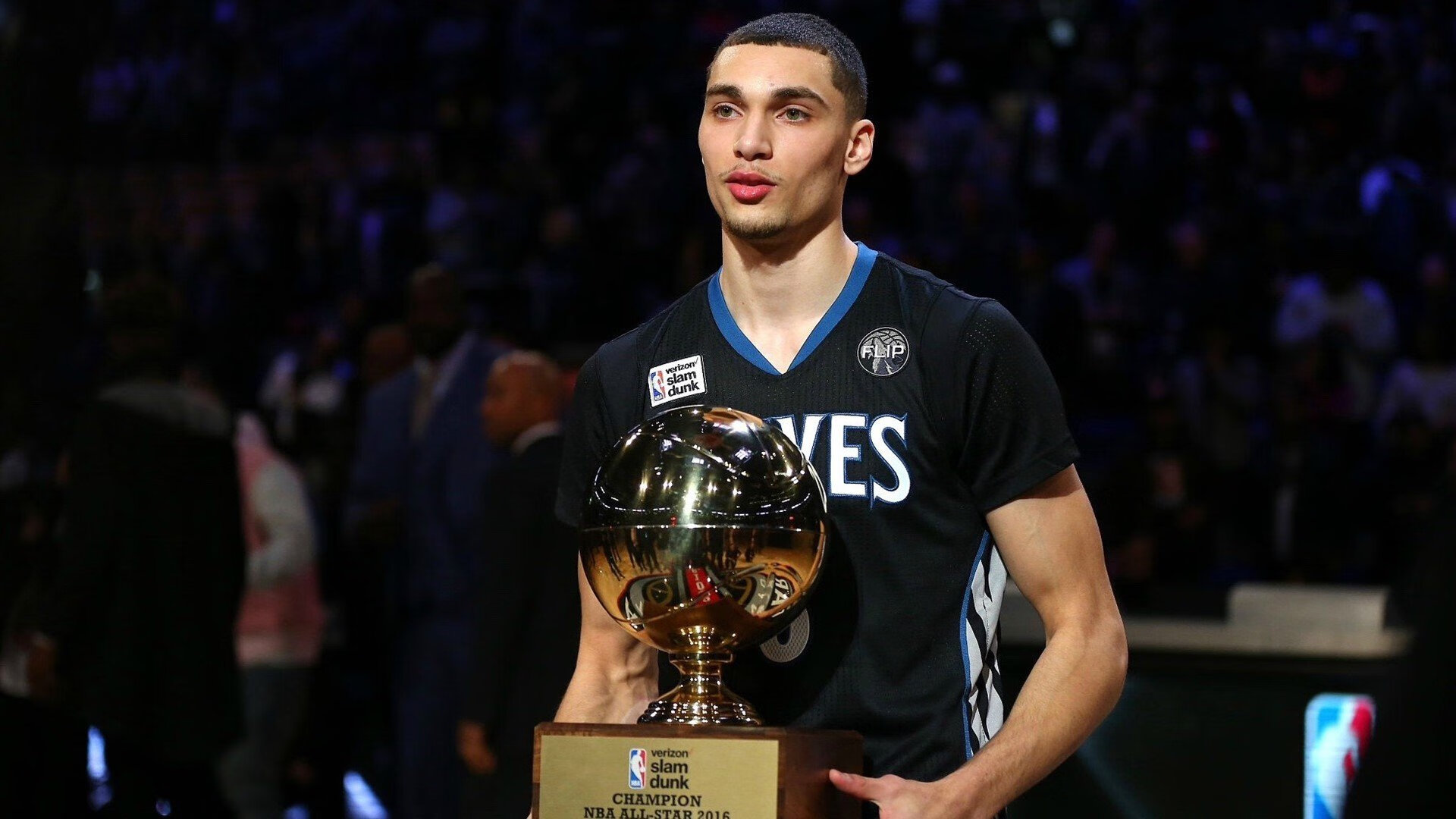 《电竞赛事现场：激烈对抗引爆全场》，电竞比赛场景